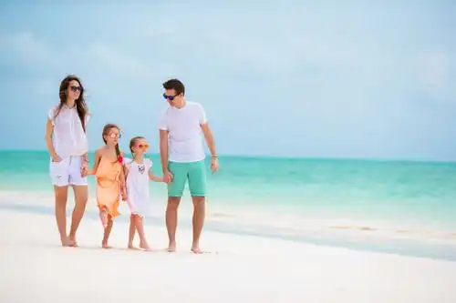 走在小楼上的温馨一家