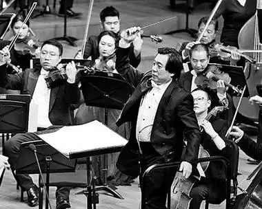 资料图片10月13日晚,没有围墙,不收门票的贵阳路边音乐会举行,观众