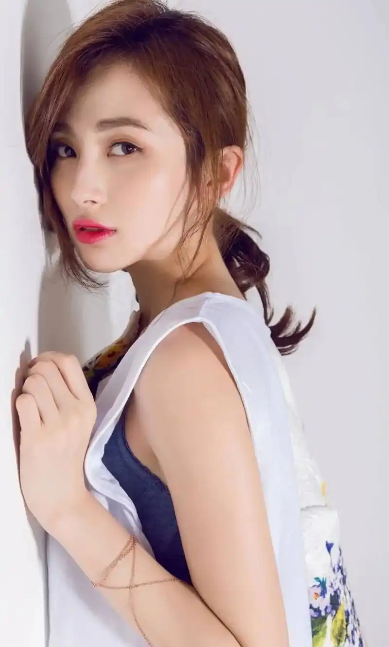 路晨笑容迷人,颜值精致,令人赏心悦目