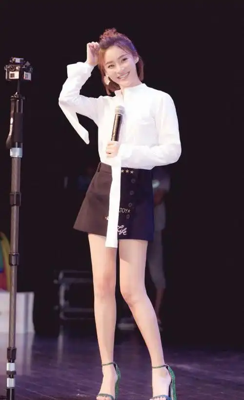 一字带高跟鞋,非常简约清新的一个造型,袁姗姗的风格都是非常舒适简约