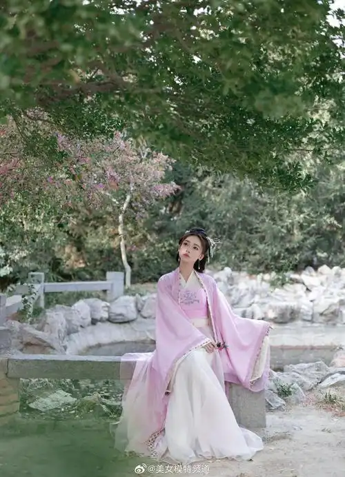 吴谨言粉色古风写真