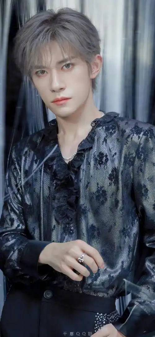 易烊千玺进组小小的我##易烊千玺深夜散步遛弯##易烊千玺实体专