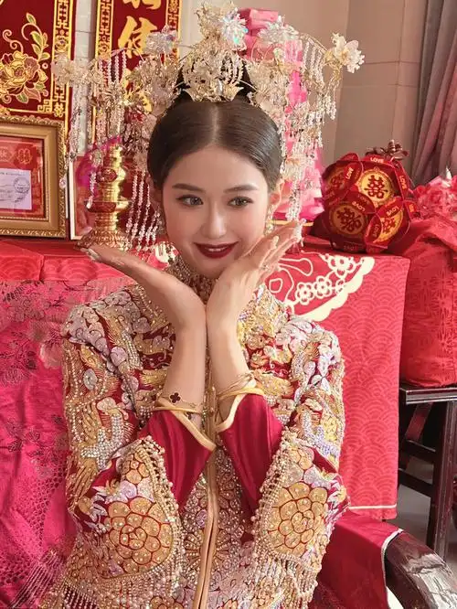 很多新娘子会担心婚礼当天穿红色的秀禾会显老气但长辈们很喜欢红色