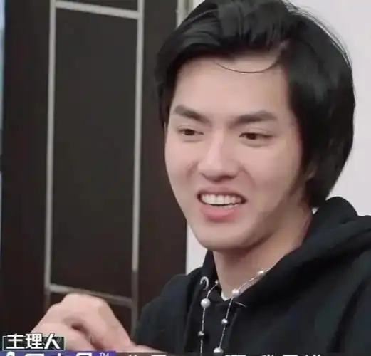 吴亦凡颜值再"垮台",睡成"奶奶头"与杨颖聊天,丑出新高度