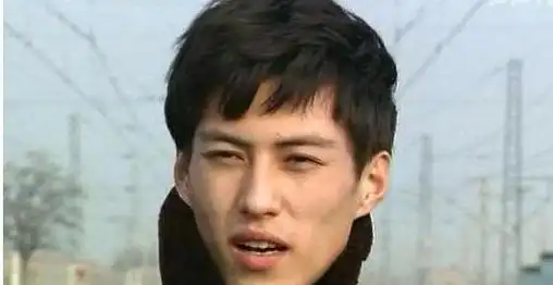 国家一级演员靳东的低调情史:错的时间遇见江珊,后娶二婚的李佳