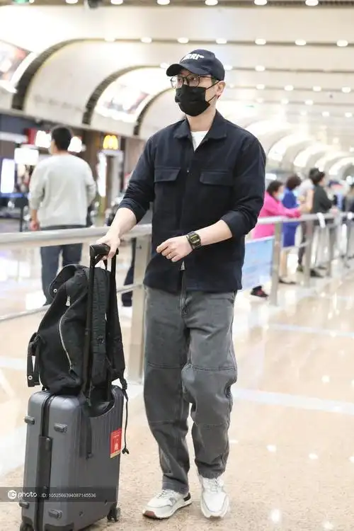 街拍朱亚文黑色衬衫白tee灰色牛仔裤低调休闲