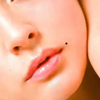 我们经常会见到嘴角有颗痣的大美女,嘴角这颗痣称为"美人痣",这颗痣是