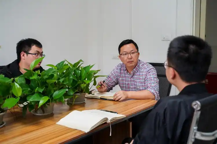 五一访谈录青年教师劳动节里话劳动