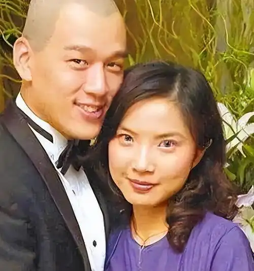 但父母总是拗不过子女,郭晏青固执己见非要跟王耀庆在一起,他们也只好