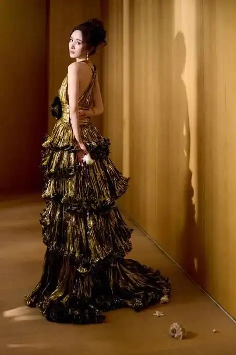 杨幂冬至惊艳亮相,金色礼服展现高贵气质,网友赞叹美得无法挑剔