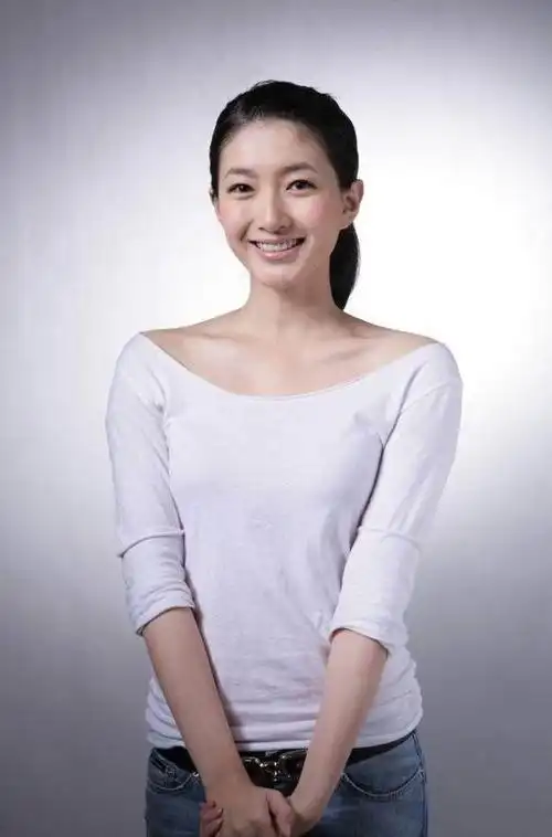 江疏影早期的照片,没现在漂亮但是却比现在看上去有亲和力!