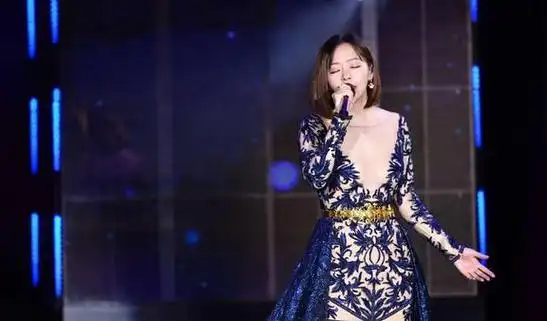 张靓颖原来这么大胆,礼服的领口都开到肚脐了,这是要迷死人