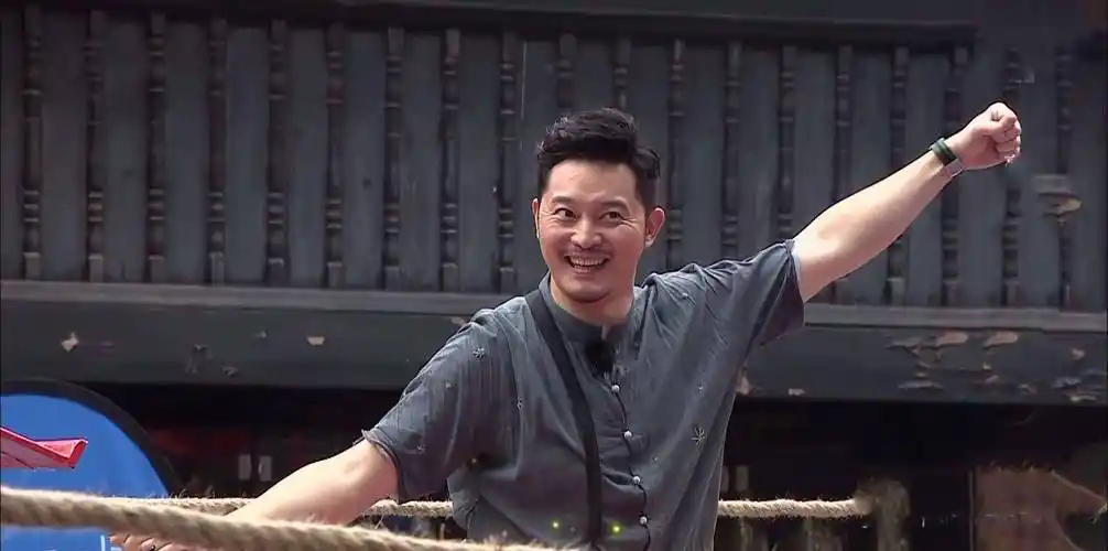 起初沙溢还只是综艺的飞行嘉宾,但当观众发现他的搞笑能力,以及导演