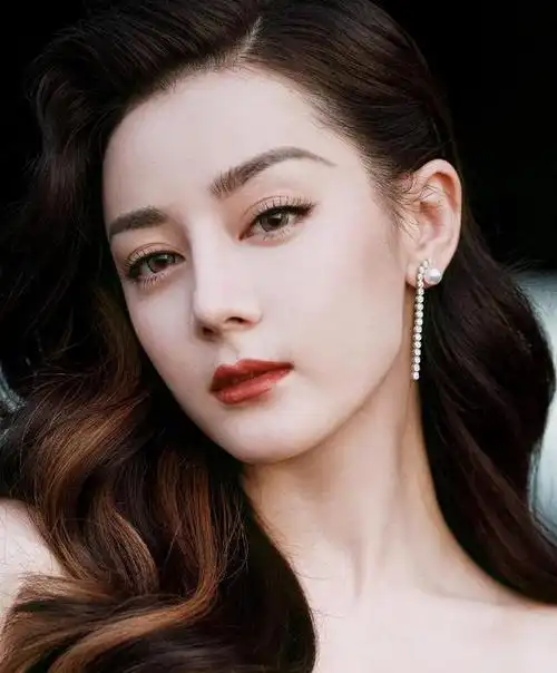 看到迪丽热巴的大头照,给人一种亲切亲近的感觉,蓬松的头发很柔顺