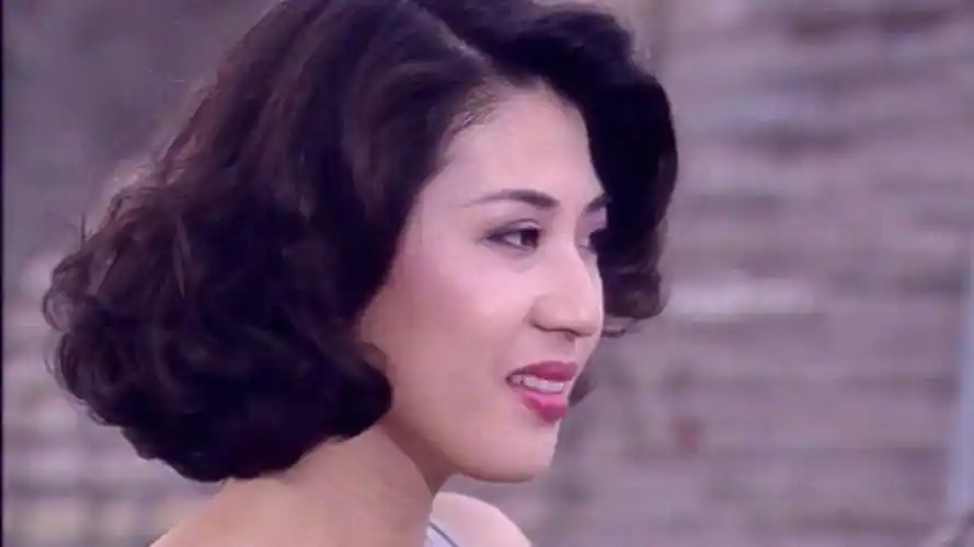 25岁的邱月清有多风情万种?beyond一首《灰色轨迹》勾起回忆