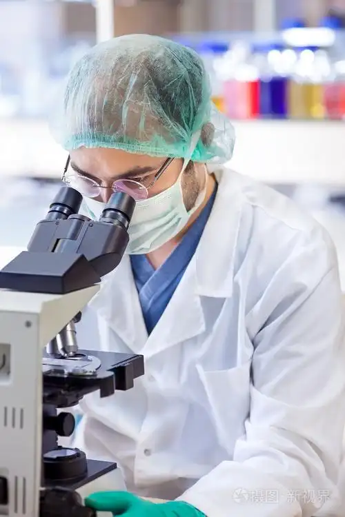 科学家在实验室里俯视显微镜
