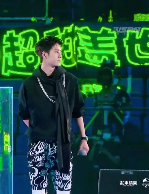 王一博 绿海# wyb #王一博# 绿海!绿海. 来自入眼便不忘 - 尾博