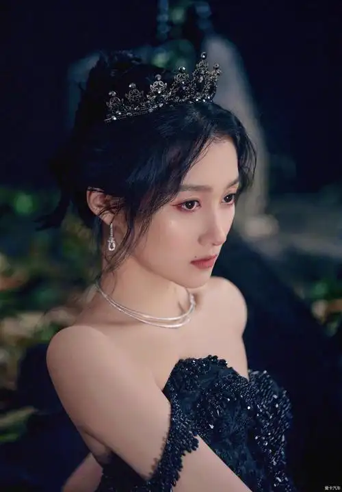 关晓彤罕秀酥胸香肩美背 性感撩人-爱卡汽车网论坛