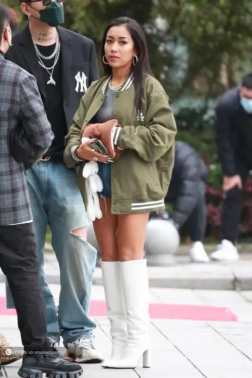 街拍吉克隽逸军绿色棒球外套灰色tee白色长靴休闲混搭