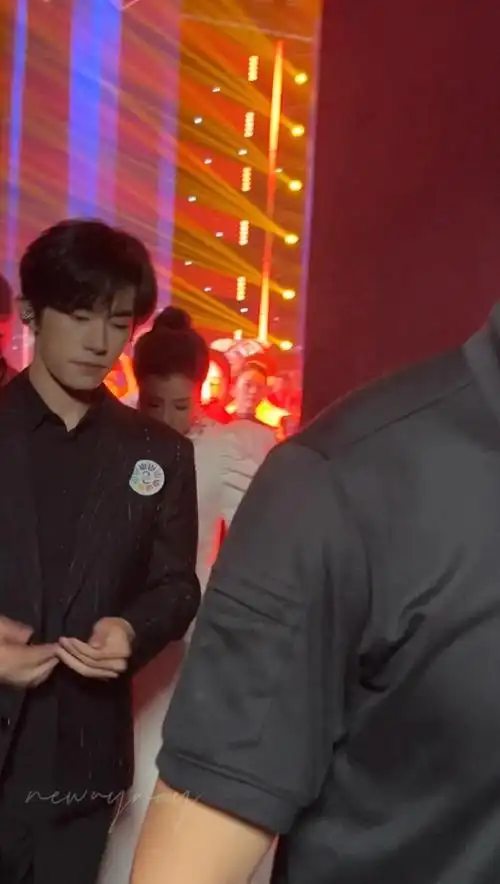 易烊千玺于适同框照#  卧槽 刚捡的尤物 (原图cr@你好我是老友粉)