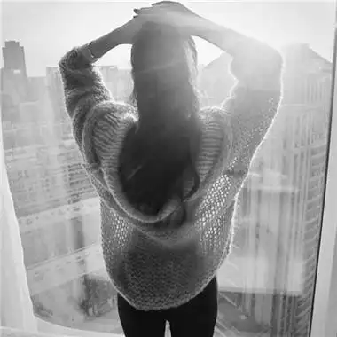 黑白头像女生长发冷酷背影图片