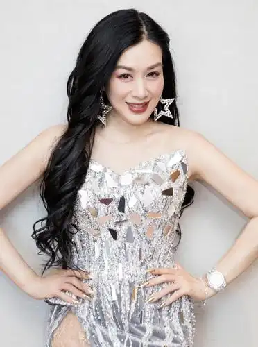 "最美人鱼"钟丽缇又瘦了!穿银色抹胸裙大显身材,哪像49岁