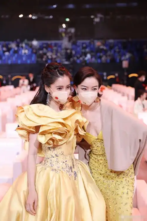 鹿晗关晓彤罕见同框两人被官方带头磕糖戴一箭穿心耳饰秀恩爱