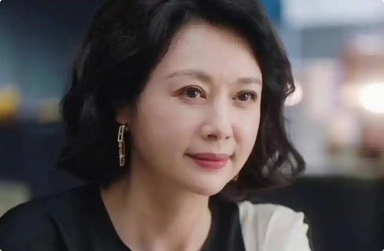 影视剧的输出频率很低,塑造的角色也大多是配角,观众是真的很希望邓英