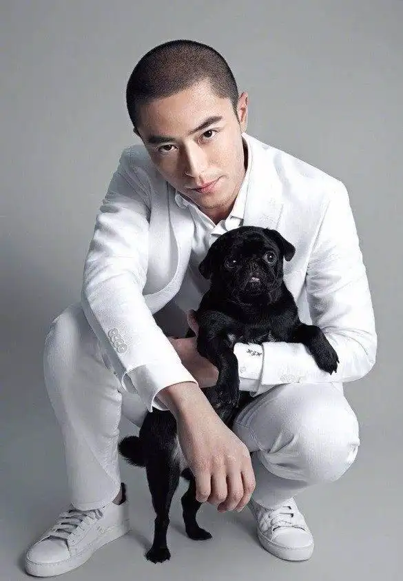 老干部霍建华在某杂志封面上的造型就是圆寸,霸道总裁范满满啊!