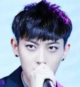 桃心齐刘海发型