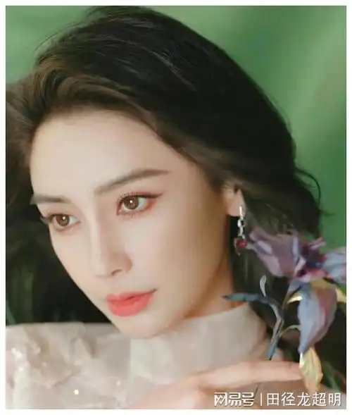 杨颖颁奖典礼惊艳全场是否真的复出