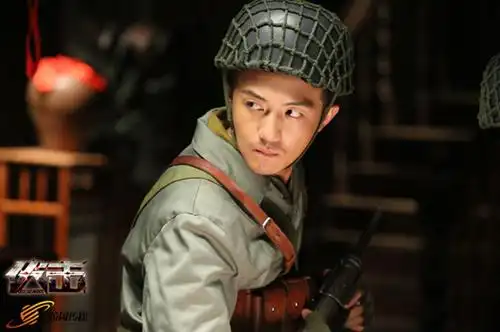 唐熙,田重,贾宗超,李泽锋等主演的献礼谍战大剧《伏击》正每晚19:30