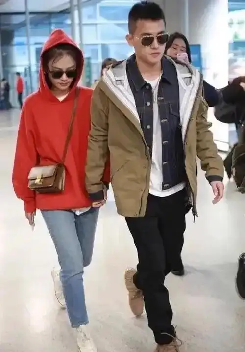 马思纯与男友十指相扣雨中漫步,身材发福明显