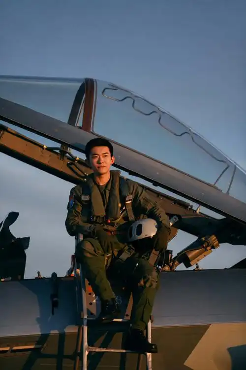 易烊千玺为空军招飞宣传