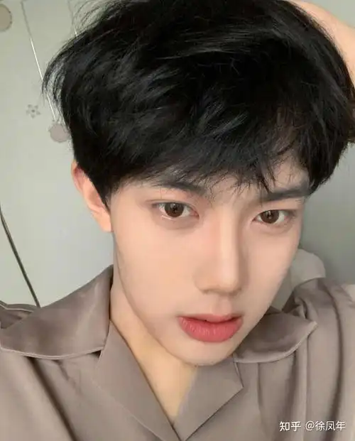 咱们男生变帅真是动动小手就可以~不需要多精致的五官,保持脸上干净