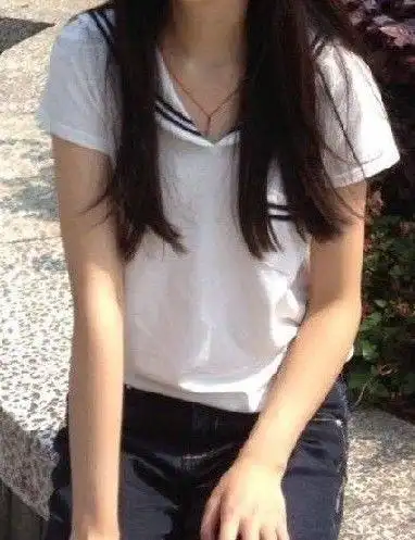 网络平胸大赛走红女孩胸部被当成鼠标垫图