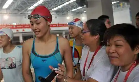 为何女游泳运动员胸前都那么平?游泳名将傅园慧是这么说的