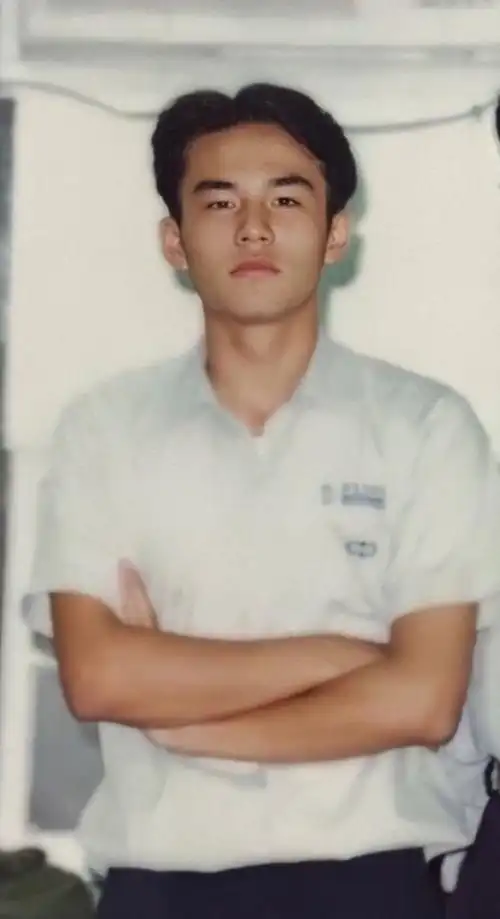 周杰伦旧照曝光 头发中分面容青涩