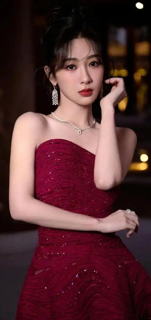 杨紫酒红色礼服突显尊贵大气