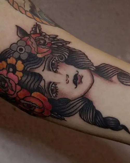 梳着马尾辫的女孩纹身图片_手臂old school纹身图案