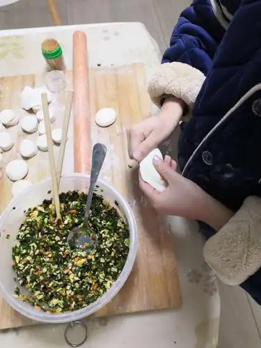 开始包饺子了,我包的饺子样子虽然不太好看,但我心里还是很高兴,因为