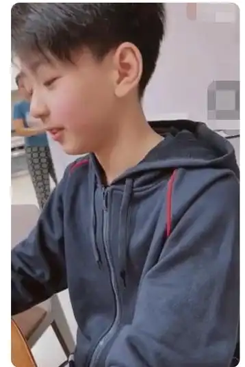 据了解,小林青霞的二儿子叫谢振南,英文名叫quintus,10年出生,目前