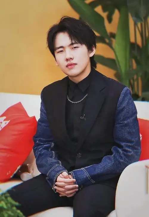 "精神小伙"郭麒麟穿上西装也是可可爱爱的?西装 傻笑也很帅气