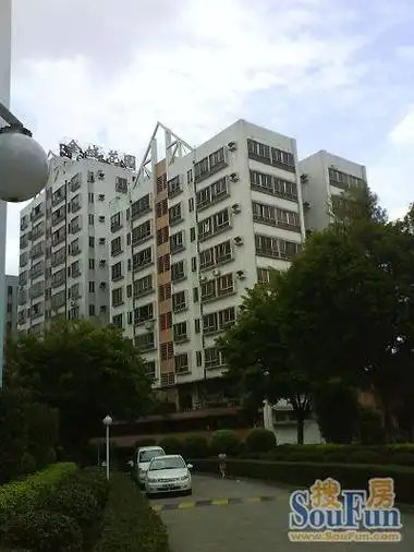 金城花园位于番禺区105国道旁,附近有香江动物园,长隆欢乐世界,鄂鱼