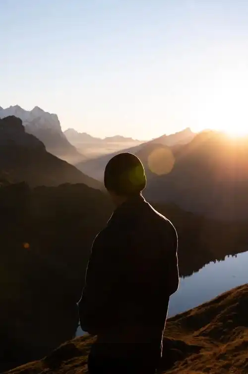 日出男人背影图片