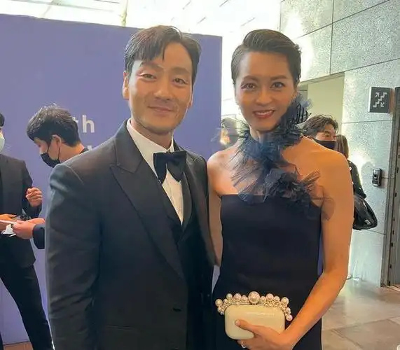 梁咏琪釜山集合影国民影帝冻龄女神优雅气质美晕粉丝