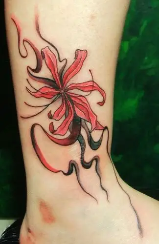 脚踝处的血色彼岸花纹身