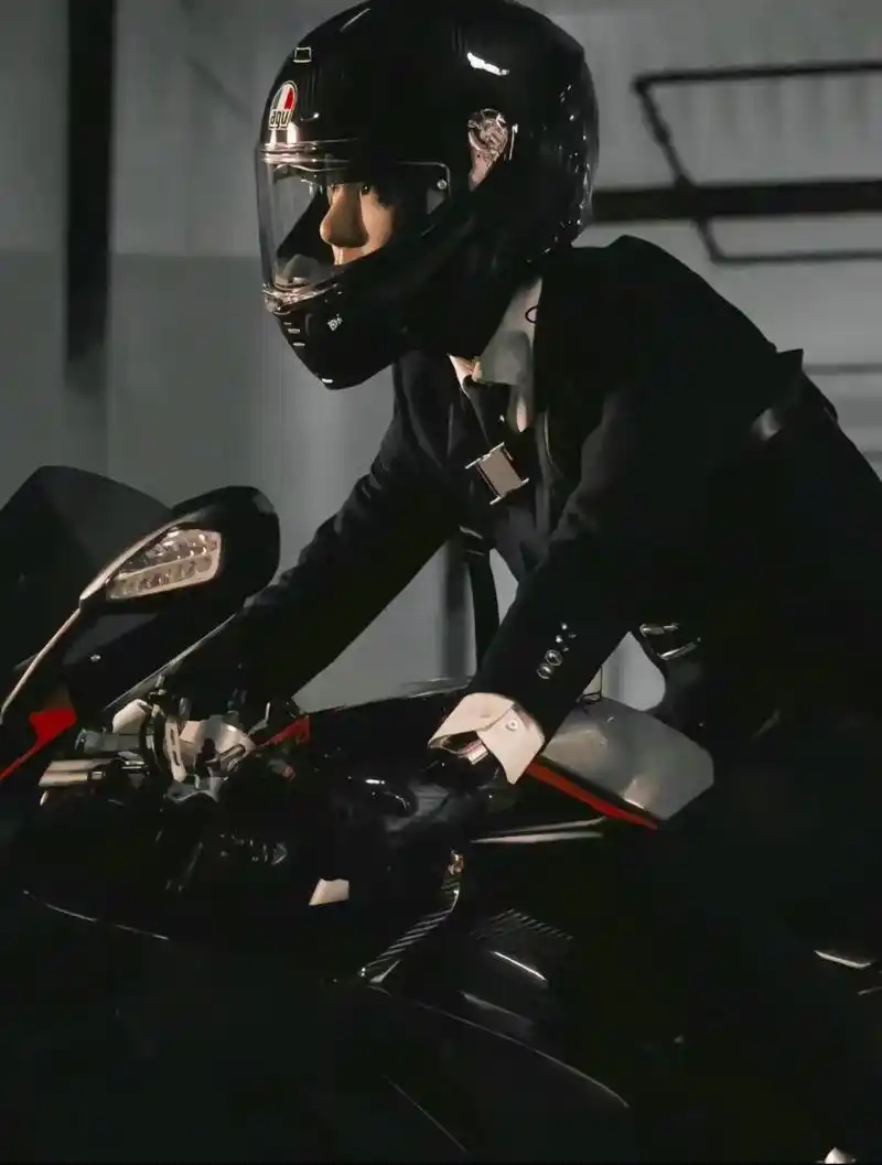 85号.#王一博 #摩托车 #bking #头盔 #又是想王 - 抖音