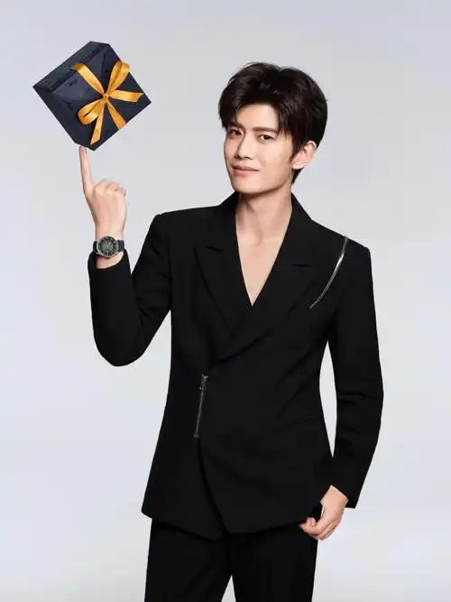 与瑞士美度表品牌代言人@任嘉伦allen一起戴上#指挥官系列#幻影腕表