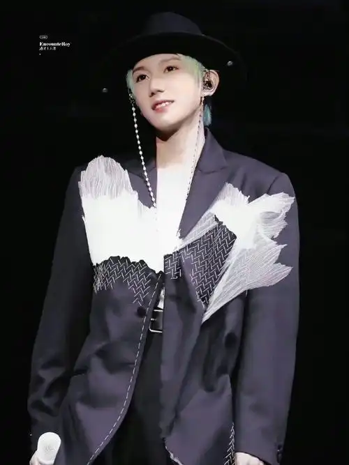 王源客厅狂欢巡演##王源染了绿发